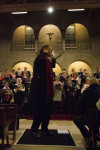 Dirigent luistert of kerk goed meezingt (en dat deden ze!)